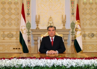 Э. Рахмон призвал граждан Таджикистана любить и уважать национальный флаг
