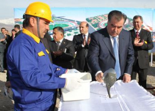Президент посетил стройплощадку крупного металлургического завода в Гиссаре