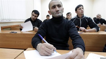 Таджикские мигранты не спешат сдавать тест по русскому