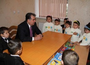 Президент Таджикистана посетил детский дом для беспризорных детей города Турсунзаде