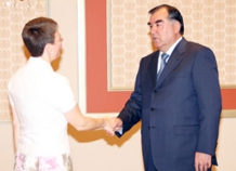 В Душанбе прибывает спецпредставитель ЕС по ЦА