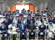В Душанбе с участием президента РТ состоялась коллективная свадьба 64 молодых пар