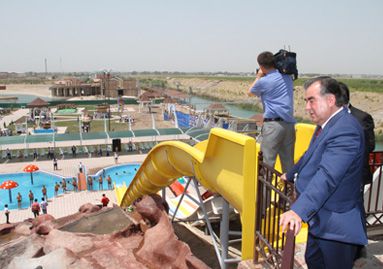 Президент открыл «Аквапарк», построенный на берегу реки Вахш
