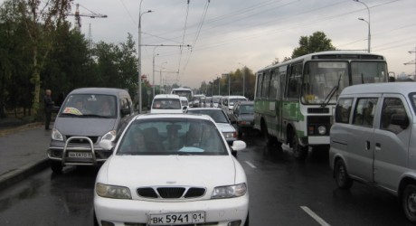 В Душанбе думают, как избавиться от пробок на дорогах