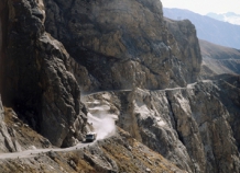 На востоке Таджикистана машина сорвалась в 700-метровую пропасть, один человек погиб