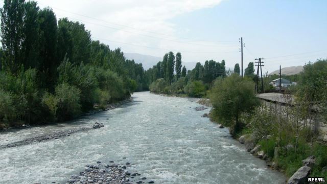 Таджикистан поставляет в Узбекистан воду из Кайракумского водохранилища