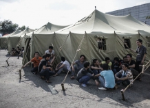 Таджикские дипломаты посетили в Подмосковье палаточный лагерь для мигрантов