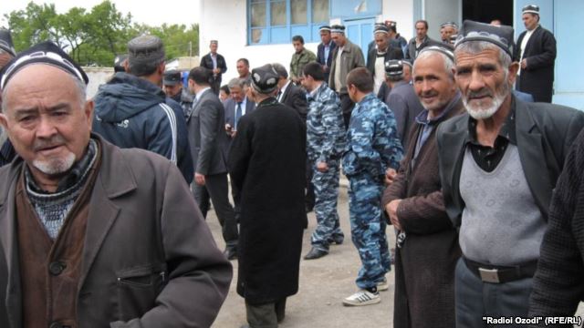 Таджики и кыргызы совместно расследуют убийство семьи в Чорку
