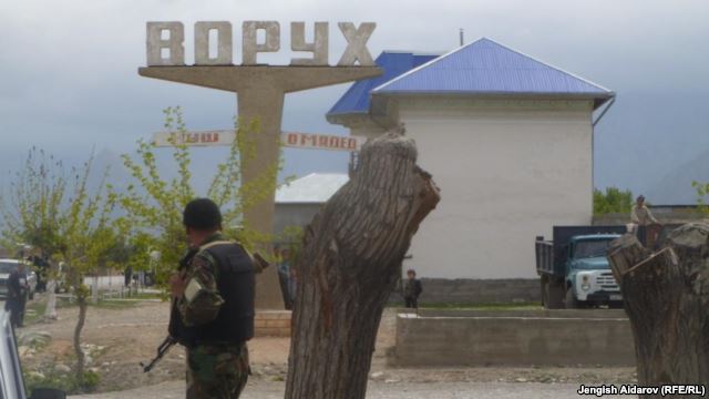 Таджикские власти проверяют информацию о парашютистах