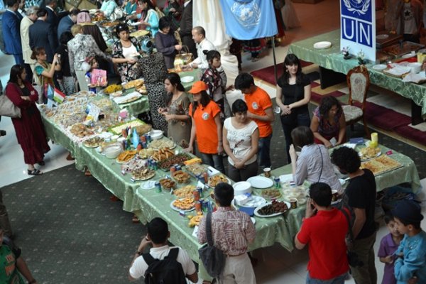 В Душанбе проходит благотворительный кулинарный фестиваль