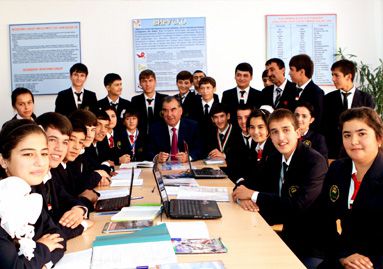 Э. Рахмон  посетил гимназию в городе Вахдат
