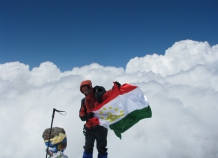 Президента Таджикистана просят помочь таджикскому альпинисту