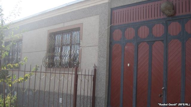 Соседи: Милиция три месяца охраняла дом убитых торговцев золотом
