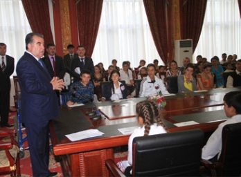 Президент оказал материальную помощь детям-сиротам Горного Бадахшана