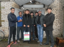 Таджикские трудовые мигранты в России начали досрочно голосовать на выборах президента
