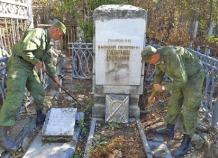 Поисковая группа 201-й РВБ благоустраивает военные захоронения на православном кладбище в Душанбе