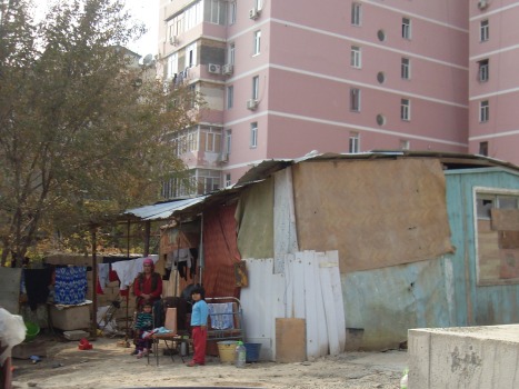 Строительный вагон стал домом для многодетной семьи в Душанбе