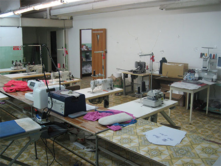 Житель Курган-тюбе умудрился «утащить» 13 швейных машинок