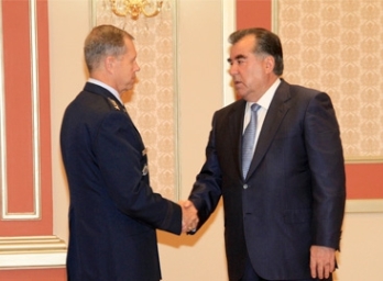 Э. Рахмон: Таджикистан будет содействовать НАТО в транзите грузов из Афганистана
