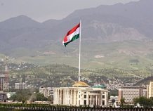 Эмомали Рахмон поздравил таджикистанцев с Днем национального флага