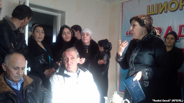 Брифинг лидера оппозиции Таджикистана был сорван группой разъяренных женщин.