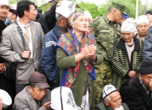 Собравшиеся на границе с Таджикистаном жители Кыргызстана выдвигают новые требования