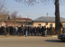 Собравшихся возле СИЗО ГКНБ людей в поддержку З. Саидова разгоняет милиция