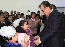Все воспитанники столичных школ-интернатов получили новогодние подарки от президента Таджикистана