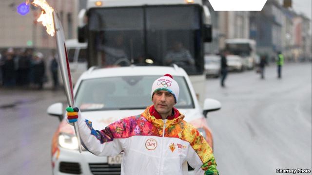 Олимпийский факел Сочи в руках у таджика
