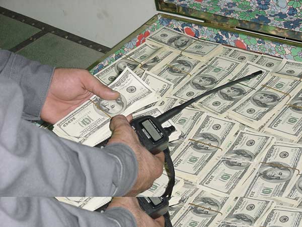 Пассажир авиарейса Худжанд-Урумчи пытался вывезти крупную сумму в иностранной валюте