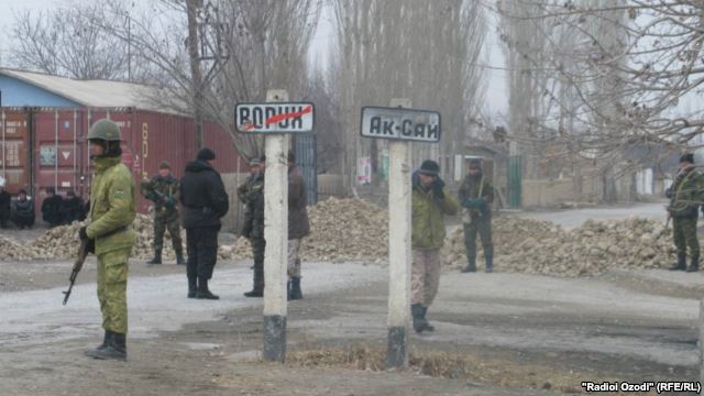 Силовики Таджикистана и Кыргызстана проводят встречу в Исфаре
