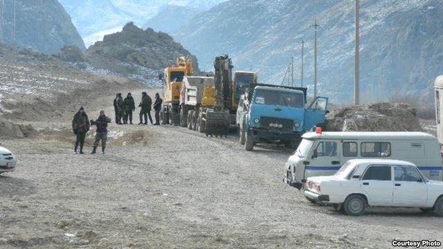Власти Исфары: «Кыргызстан не приостановил строительство дороги»
