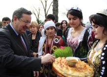 Студент РТСУ и ТНУ угостили российского посла в Душанбе суманаком