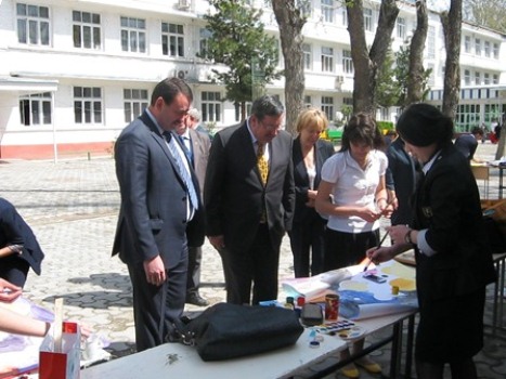 Посол России отпраздновал День космонавтики с учащимися душанбинской школы