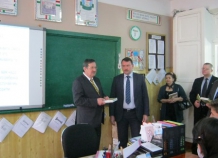 Посольство России передало партию учебников столичной школе №21