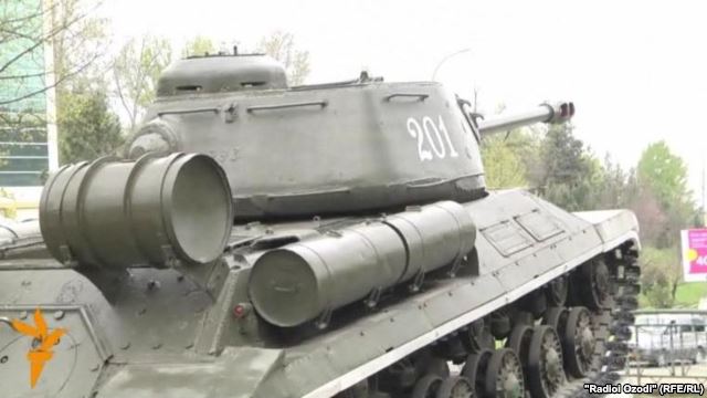 ​Знают ли жители Душанбе историю памятника-танка?