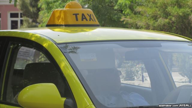 Таксист из Куляба подозревается в нападении на милиционера