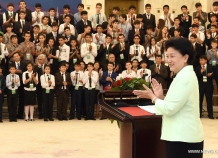 Вице-премьер Госсовета Китая встретилась с делегацией школьников из Таджикистана