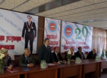 Правящая в Таджикистана партия передала библиотеке Нурека книги своего лидера