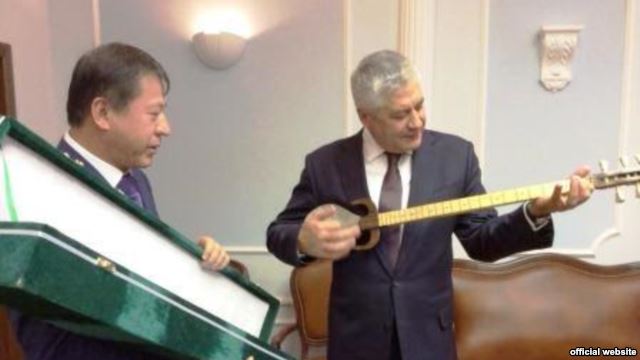 Глава МВД Таджикистана подарил российскому коллеге музыкальный инструмент