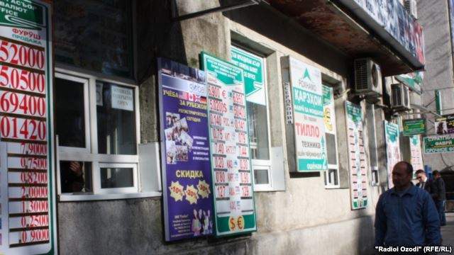 Продажа долларов в Душанбе с целью предотвращения дальнейшего обесценивания сомони