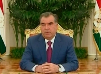 Э. Рахмон поздравил таджикистанцев с Днем флага