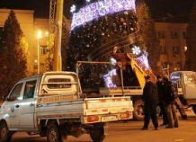 Новое современное оформление новогодней елки в Душанбе