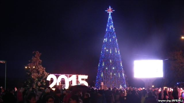 Национальные символы сменили пятиконечную звезду на новогодних елках