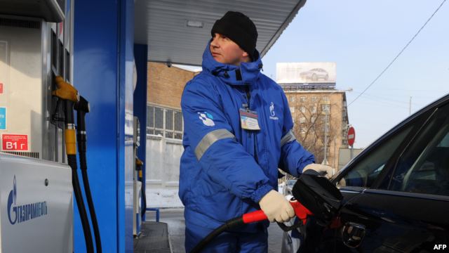 В Душанбе снизились цены на бензин