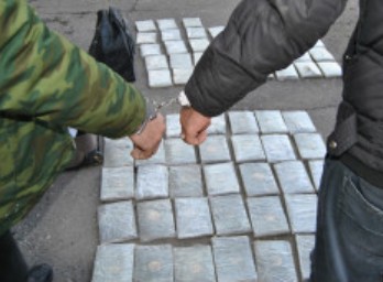В Согде с крупной партией наркотиков задержан офицер-силовик