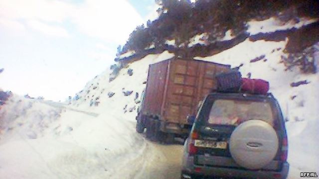 Автодорога Душанбе – Чанок открыта, но полная снега