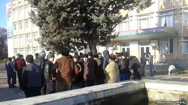 Протест предпринимателей Куляба перед зданием хукумата