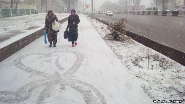 В Душанбе выпал снег толщиной 10 см