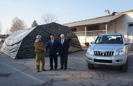 Посольство США передало военные палатки и внедорожник пограничным войскам Таджикистана
